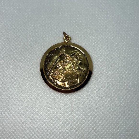 MUSICAL INSTRUMENT PENDANT CHARM GOLD TONE, PIANO, VIOLIN, SAXOPHONE, NOTES - Picture 6 of 13